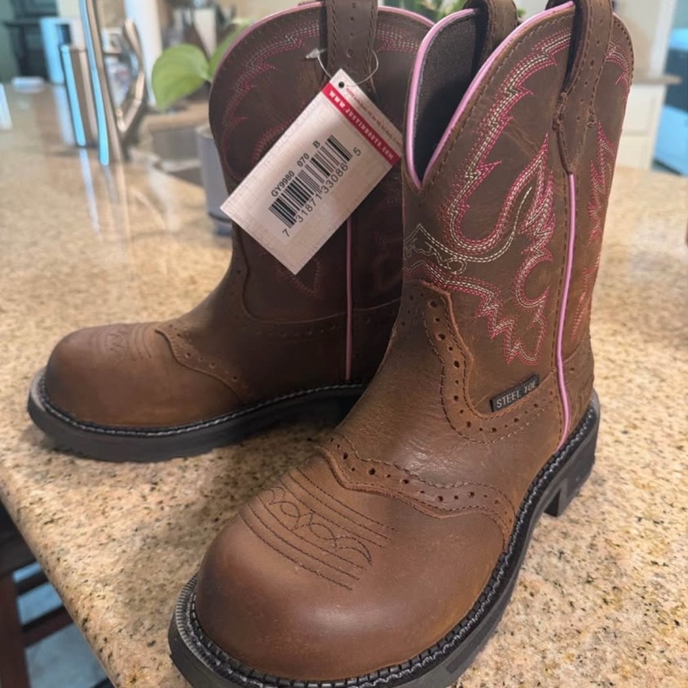 NWT women size 7 Justin Boots Brown Leather with Pink Stitching